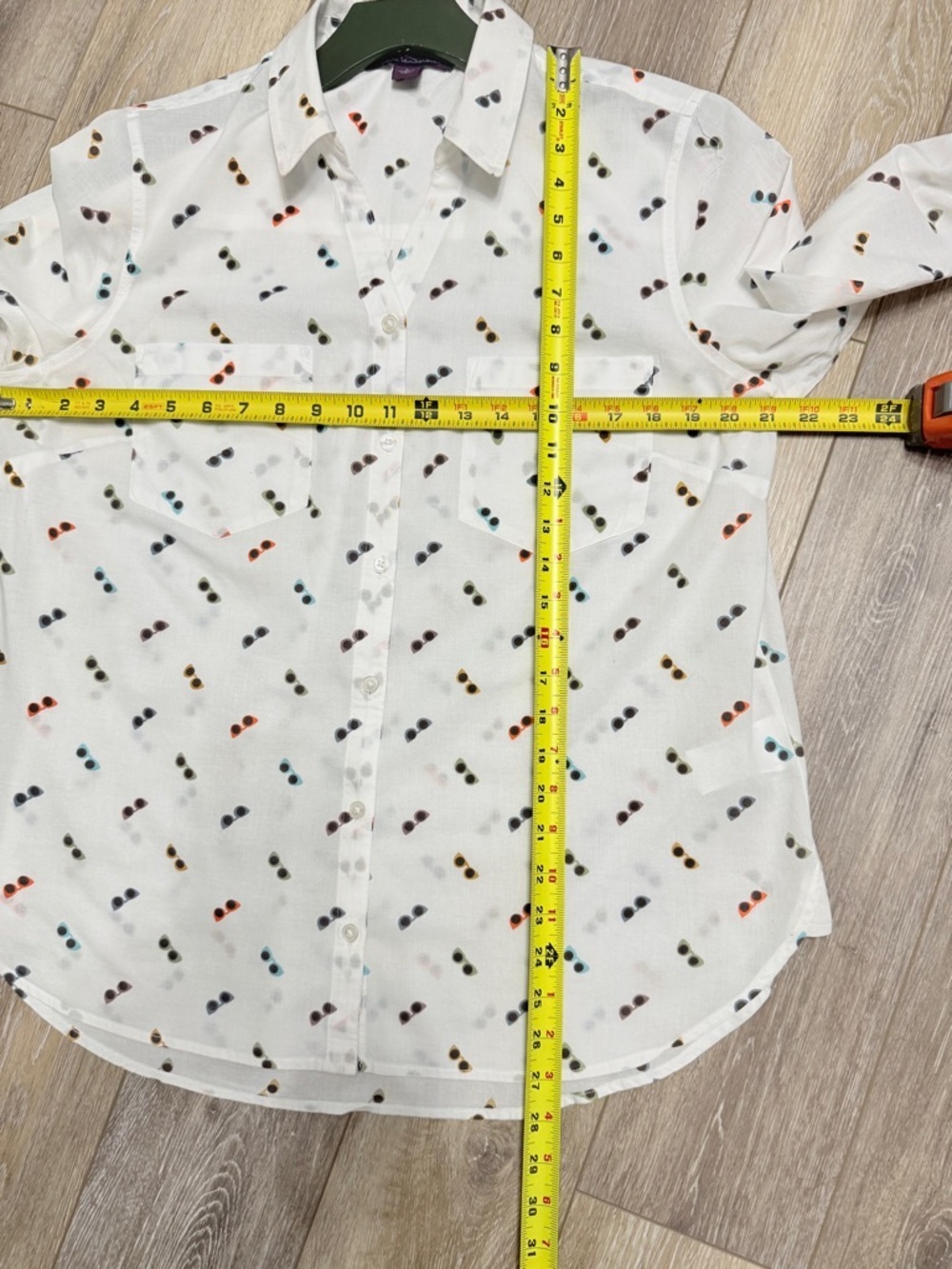 #16) Gloria Vanderbilt White Button-Front Shirt with Multicolor Sunglasses Print - Picture 6 of 7